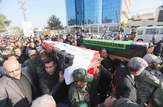 عراقيون يشيعون القياديين في تنظيم فيلق بدر اللذين قتلا على يد داعش في تكريت والفلوجة رويترز ﻿