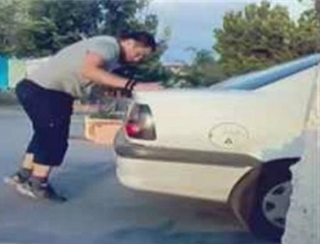 بالفيديو.. غباء شاب يضعه في موقف محرج