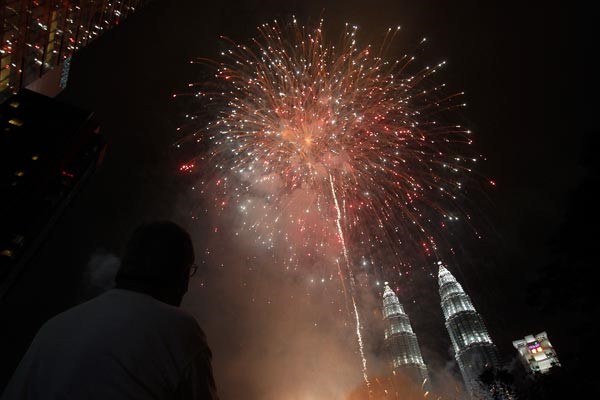 حوادث الطيران لم تمنع الماليزيين من الاحتفال بالعام الجديد