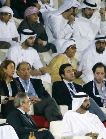 حاكم دبي الشيخ محمد بن راشد ال مكتوم يتقدم الحضور الى جانب رئيس ريال مدريد فلورنتينو بيريز 