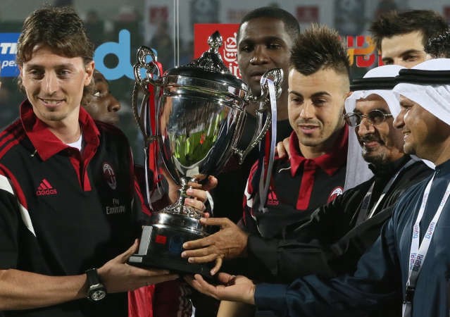 كابتن ميلان ريكاردو مونتوليفو يتسلم الكاس