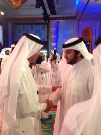 فواز الحساوي يصافح الشيخ احمد بن محمد بن راشد ال مكتوم