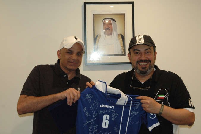الشيخ دطلال الفهد يهدي علي باش فانيلة الازرق