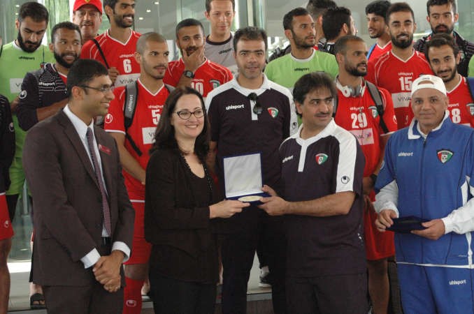 نواف جديد يقدم درعا تذكارية للاسترالية تينا فيشر