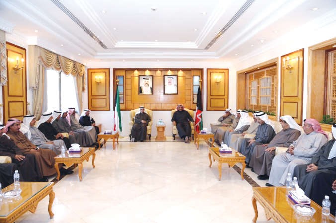 الشيخ صباح الخالد اثناء اجتماعه مع رؤساء بعثات دولة الكويت في الخارج 