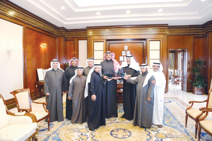 الشيخ صباح الخالد اثناء استقباله امين سر مجلس الامناء والمدير التنفيذي لرحلة الامل يوسف الجاسم وطاقم الرحلة 