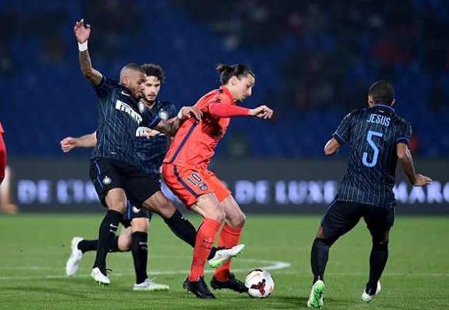 زلاتان يتلاعب كعادته بالمدافعين