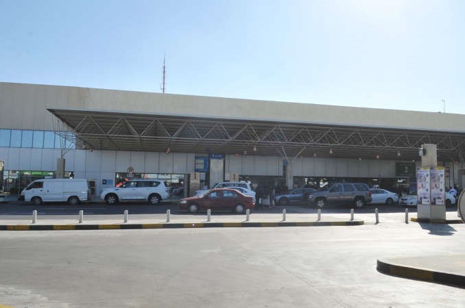 عدد من السيارات خارج مبنى المطار ﻿