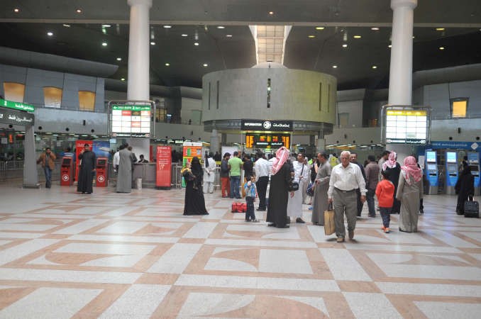 جانب من المغادرين امام منطقة وزن الامتعة﻿