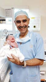 د عمرو الصياد يحمل عمرو الرندي المولود في الدقيقة الاولى من العام الجديد 