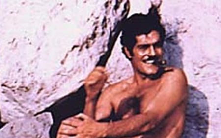 صدمة.. تسريب صور للنجم العالمي عمر الشريف يظهر فيها عارياً تماماً!