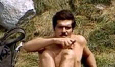 صدمة.. تسريب صور للنجم العالمي عمر الشريف يظهر فيها عارياً تماماً!