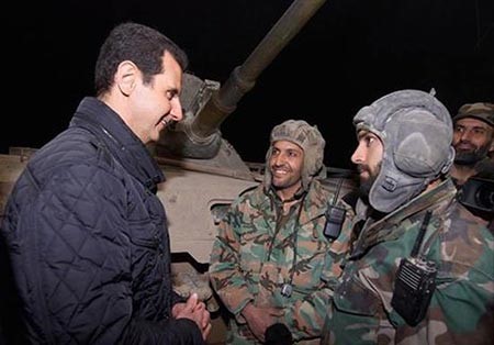 بالصور.. بشار الأسد يحتفل بالعام الجديد بأكل الفول مع جنود الجيش السوري