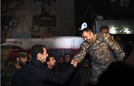 بالصور.. بشار الأسد يحتفل بالعام الجديد بأكل الفول مع جنود الجيش السوري