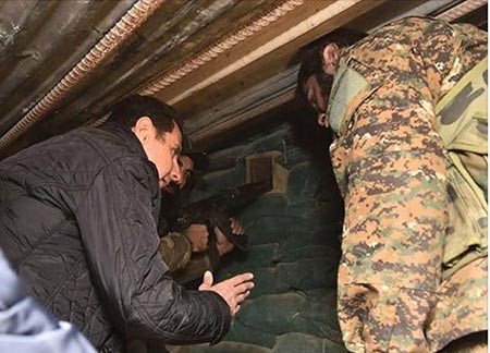 بالصور.. بشار الأسد يحتفل بالعام الجديد بأكل الفول مع جنود الجيش السوري