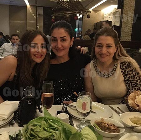 بالصور.. غادة عبدالرازق تقص شعرها وتستقبل 2015 مع أسرتها ببيروت