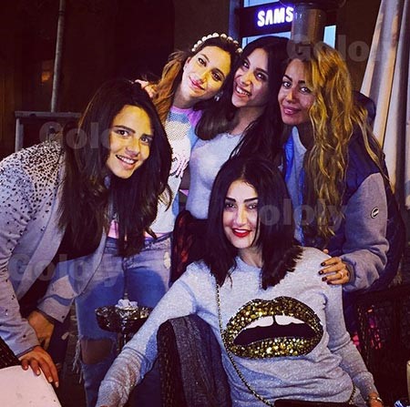 بالصور.. غادة عبدالرازق تقص شعرها وتستقبل 2015 مع أسرتها ببيروت