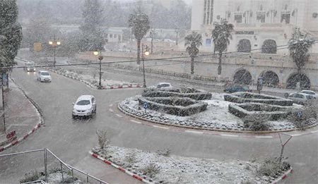 وهذه صورة نشرتها الصفحة الرسمية للاذاعة الجزائرية الوطنية التي اشارت الى ان الثلوج والامطار الغزيرة التي تشهدها الجزائر منذ يومين عزلت ما يقرب من 11 محافظة كما ادت الى غلق بعض الطرق الرئيسية بين الولايات، مما دفع اجهزة الحماية المدنية الى اعلان حالة الطوارئ، وتشكيل خلية ازمة فى الولايات الاكثر تضررا من الثلوج والبرد