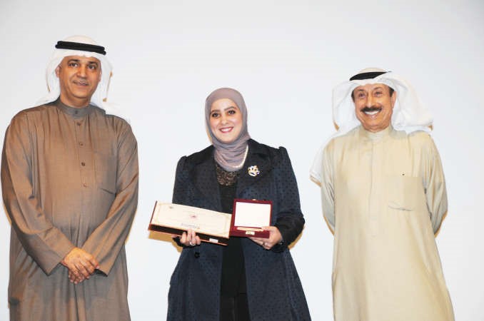 معلي اليوحة وعبدالرسول سلمان يكرمان احدى الفائزات ﻿
