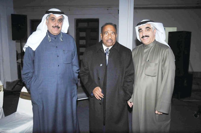 شيخ المعلقين خالد الحربان يتوسط وكيل التلفزيون يوسف مصطفى والمخرج سليمان الخراز﻿