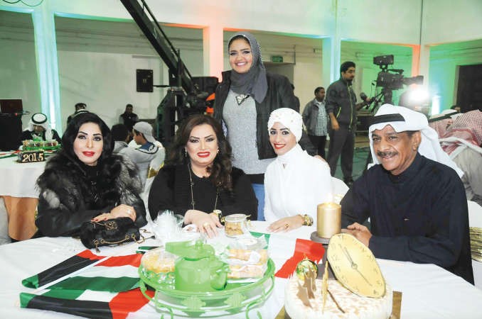الفنان عبدالعزيز الحداد والفنانة منى شداد والمذيعة حبيبة العبدالله مع بعض الحضور﻿