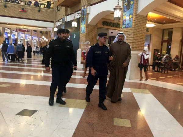 اللواء ابراهيم الطراح خلال جولة له في احد الاسواق﻿