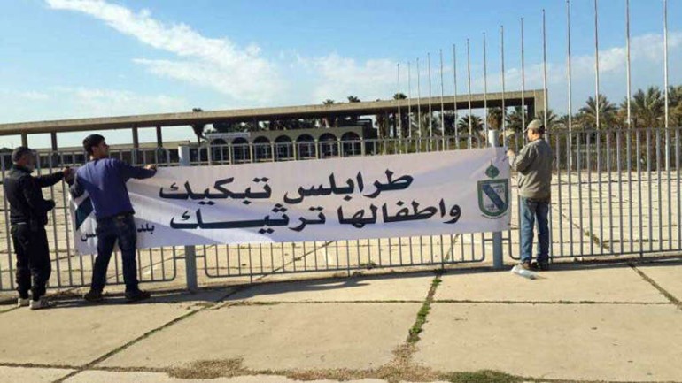 فعاليات طرابلسية تعلق لافتات ترثي الرئيس عمر كرامي محمود الطويل