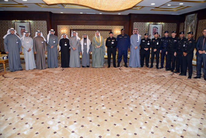 الشيخ فيصل الحمود متوسطا عددا من قياديي وموظفي المحافظة ﻿