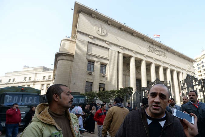 شقيق احدالمتهمين الثلاثةيدلي بتصريحات صحافية امام دار القضاء العالي بالقاهرة قبل صدور الحكم امس افپ

