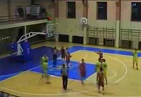 بالفيديو.. لاعب كرة سلة يضرب حكماً بوحشية في صربيا 