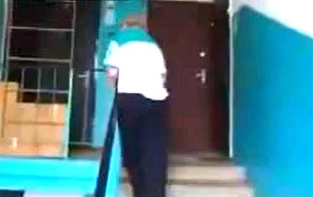 بالفيديو.. "سكران طينة" يحاول صعود الدرج لدخول منزله.. شاهد ماذا حدث له ؟