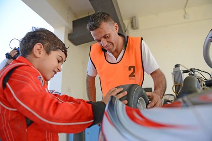 بالفيديو والصور.. يوم في حياة الطفل الإماراتي "ألونسو الصغير"