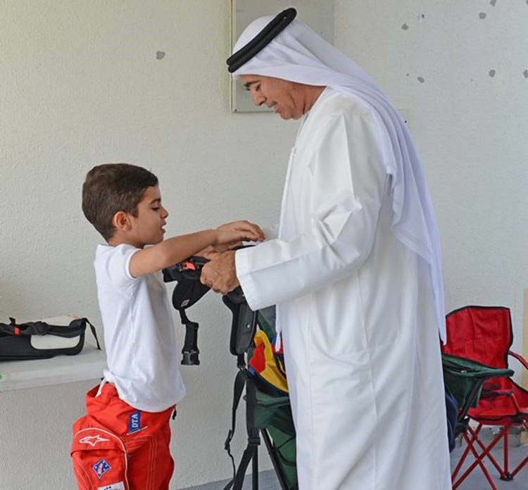 بالفيديو والصور.. يوم في حياة الطفل الإماراتي "ألونسو الصغير"