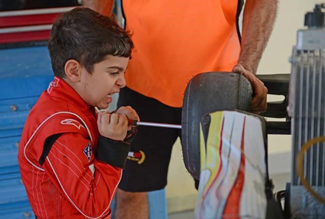بالفيديو والصور.. يوم في حياة الطفل الإماراتي "ألونسو الصغير"