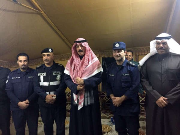 الشيخ محمد الخالد متوسطا ضباط وافراد قوة نقطة الجليعة الامنية