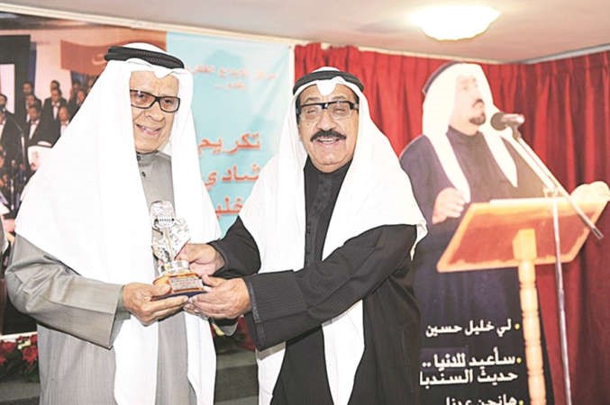 رئيس المركز فهد عبدالرحمن المعجل مكرما الفنان القدير شادي الخليج