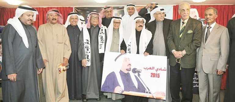 شادي الخليج متوسطا وزير الاعلام الاسبق محمد السنعوسي والفلكي دصالح العجيري وعبد الرحمن المعجل ورجا الحجيلان بعد تكريمه ومنحه لقب شادي العرب