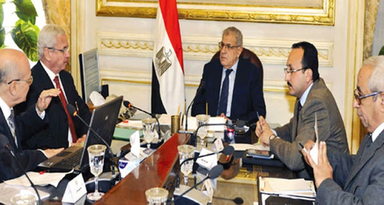 رئيس الوزراء المصري ابراهيم محلب خلال اجتماعه لتفقد المستشفيات الحكومية امس الاولالاهرام