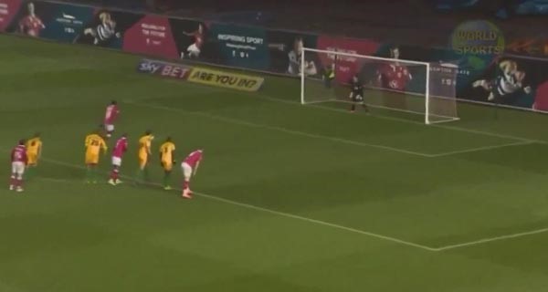 بالفيديو..لاعب أرسنال السابق ينفذ "أبطأ" ركلة جزاء في إنجلترا