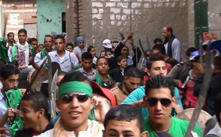 بالفيديو والصور.. سيوف وسياط وسكاكين في احتفالات المولد النبوي في مصر