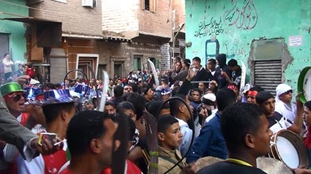 بالفيديو والصور.. سيوف وسياط وسكاكين في احتفالات المولد النبوي في مصر