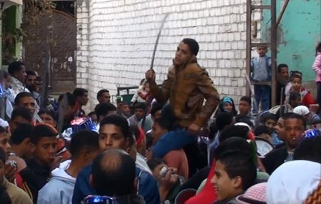 بالفيديو والصور.. سيوف وسياط وسكاكين في احتفالات المولد النبوي في مصر