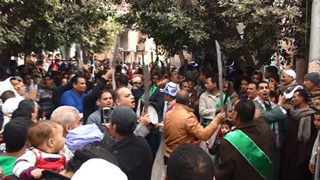 بالفيديو والصور.. سيوف وسياط وسكاكين في احتفالات المولد النبوي في مصر