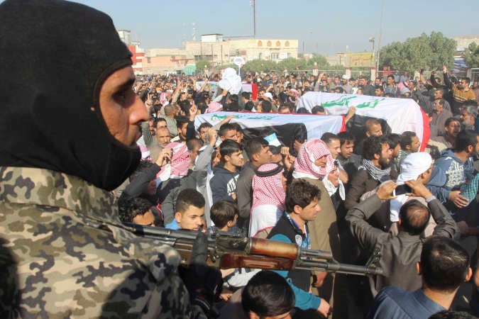 المشيعون يحملون امس نعوش رجال الدين السنة الذين تم اغتيالهم في البصرة	 رويترز﻿