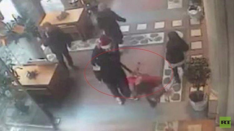 بالفيديو.. اعتقال إيطالي بزي "بابا نويل" اسقط امرأة أرضا بلكمة على وجهها