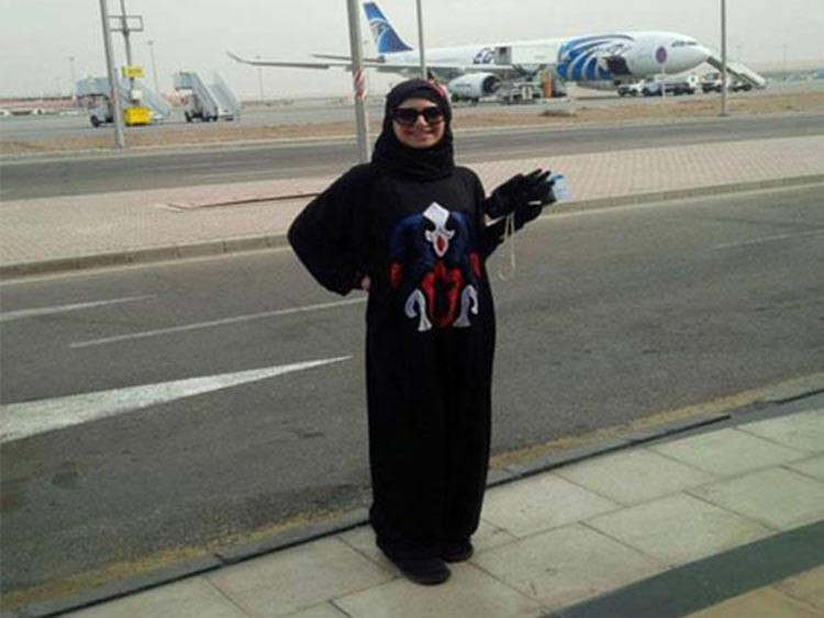 صورة: منة فضالي بالعباءة والحجاب في مطار القاهرة