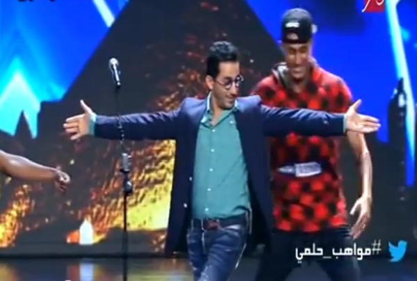 بالفيديو: رقصة الدودة لأحمد حلمي على مسرح "Arabs Got Talent"