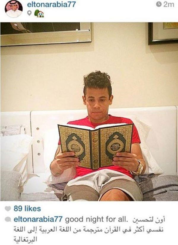 صورة..لاعب برازيلي يقرأ القرآن مترجماً للغة البرتغالية