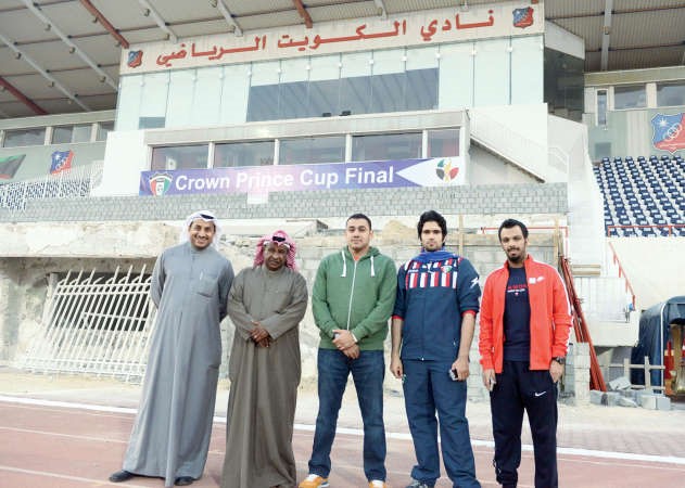 سعد الحوطي وحامد العميري مع عدد من المشاركين﻿