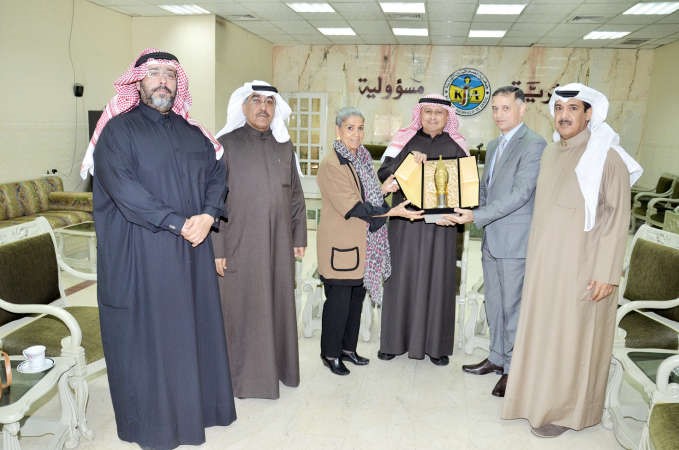 الزملاء احمد بهبهاني وعدنان الراشد وفاطمة حسين وجاسم كمال ودهيران ابا الخيل يكرمون طارق البكري